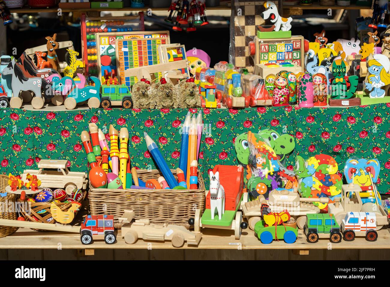 Set di diversi giocattoli di legno per bambini su sfondo bianco Foto stock  - Alamy