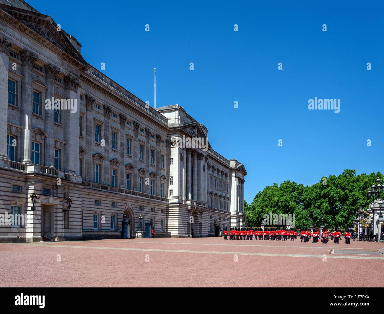 Il Cambio della Guardia a Buckingham Palace, Londra, Inghilterra, Regno Unito Foto Stock