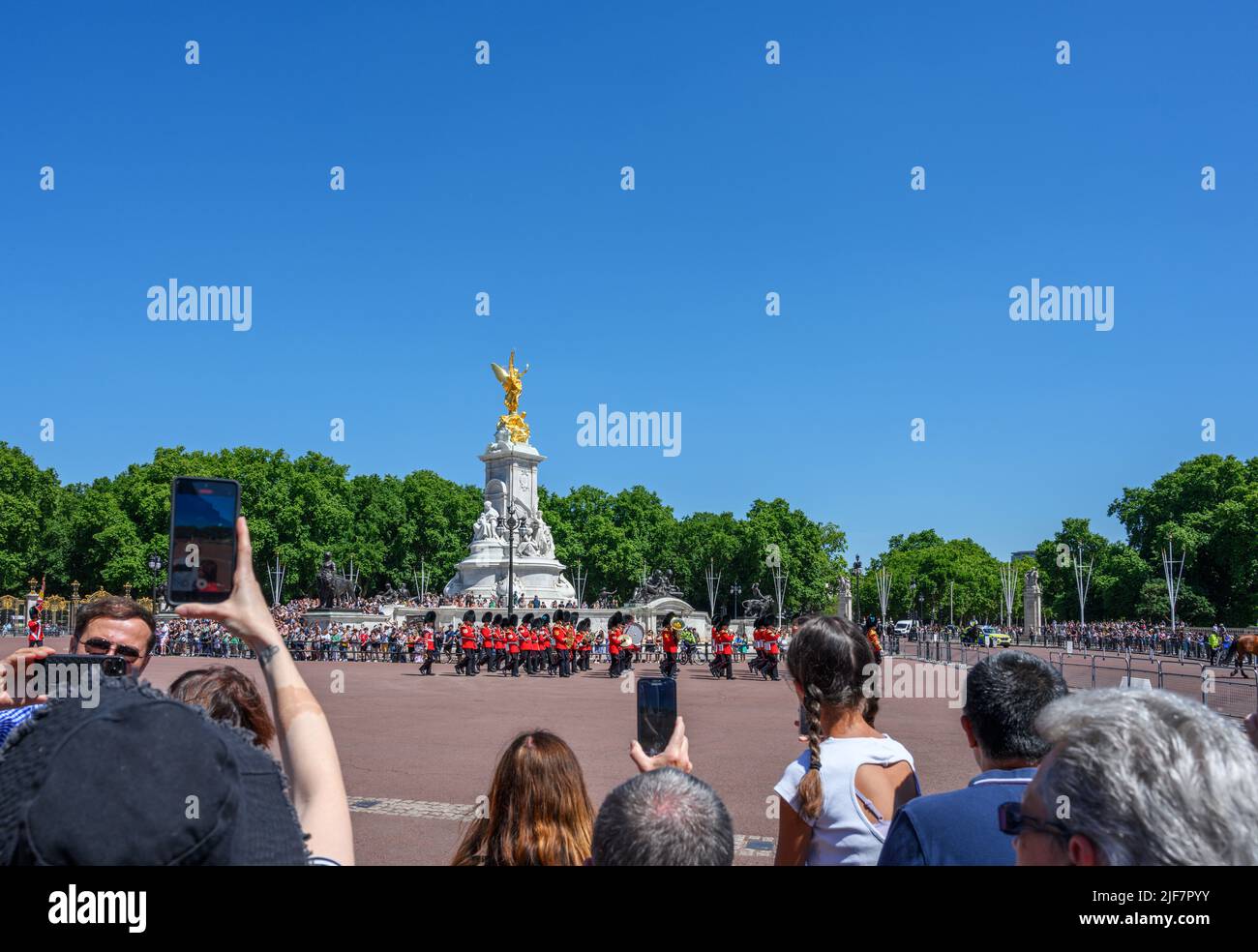 Folle di turisti che sorvegliano il Cambio della Guardia a Buckingham Palace, Londra, Inghilterra, Regno Unito Foto Stock
