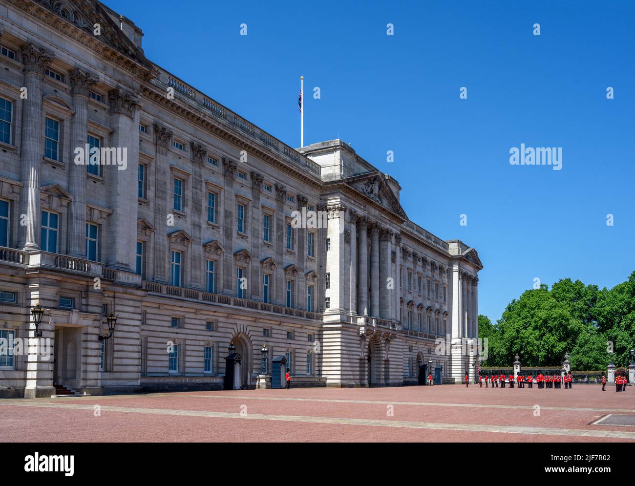 Il Cambio della Guardia a Buckingham Palace, Londra, Inghilterra, Regno Unito Foto Stock