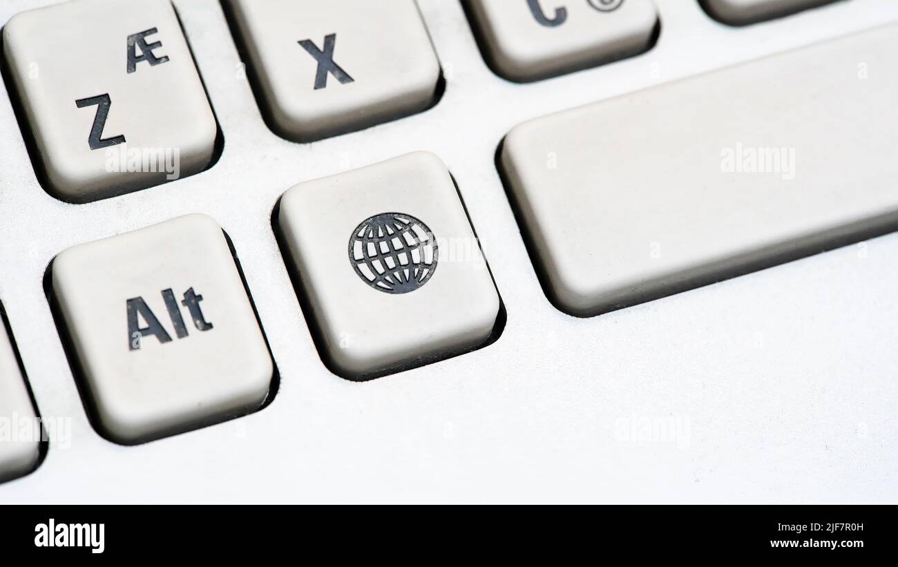 Semplice accesso a Internet tasto simbolo su un computer tastiera, terra, globo rete icona pulsante macro, dettaglio, closeup estremo. Networking, andare online, b Foto Stock