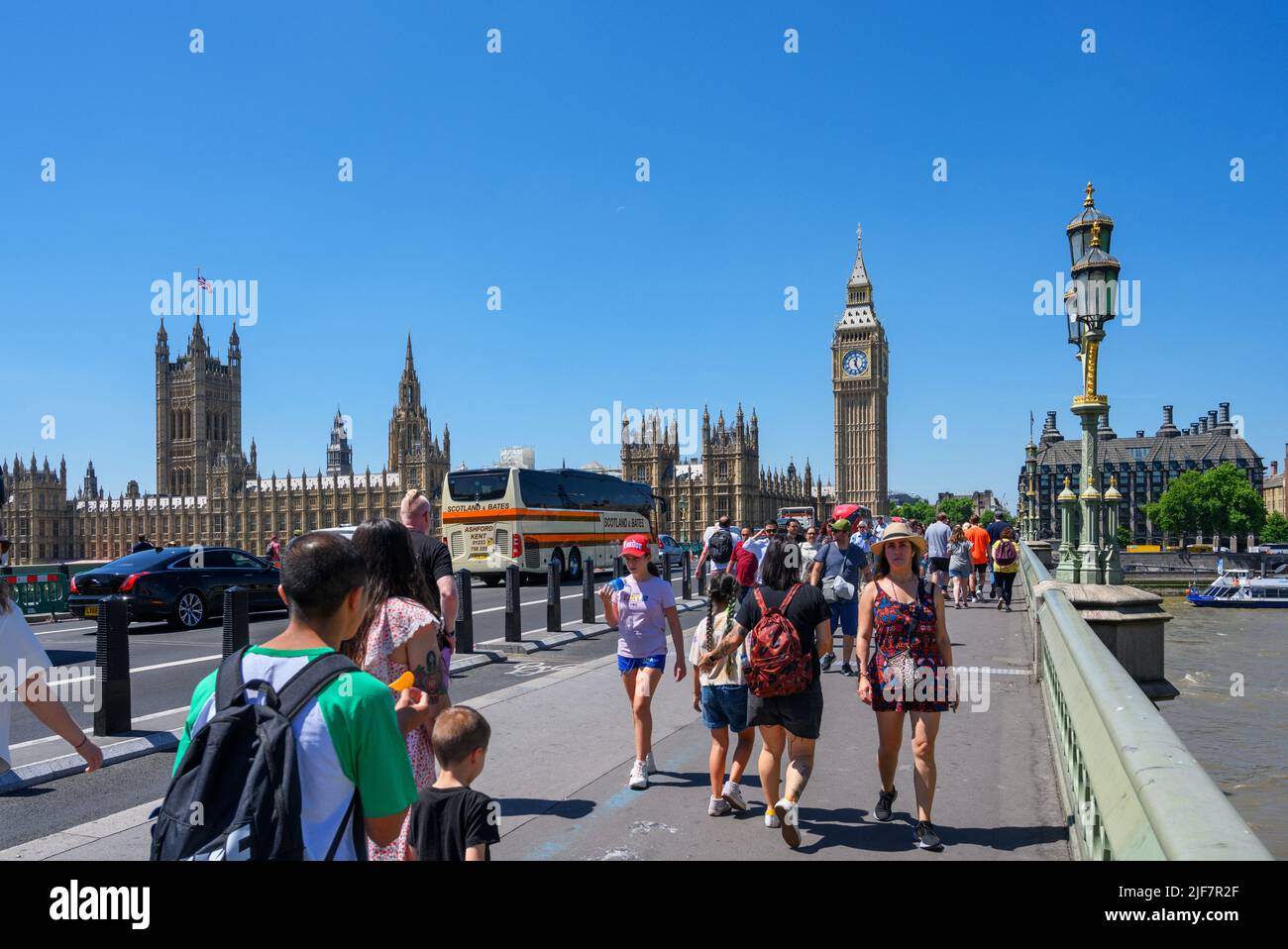 The Houses of Parliament (Palazzo di Westminster) da Westminster Bridge, River Thames, Londra, Inghilterra, Regno Unito Foto Stock