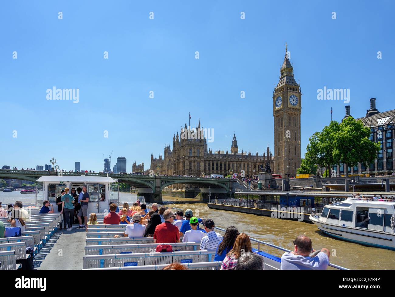 The Houses of Parliament (Palazzo di Westminster) dal ponte di una gita in barca City Cruises, River Thames, Londra, Inghilterra, Regno Unito Foto Stock