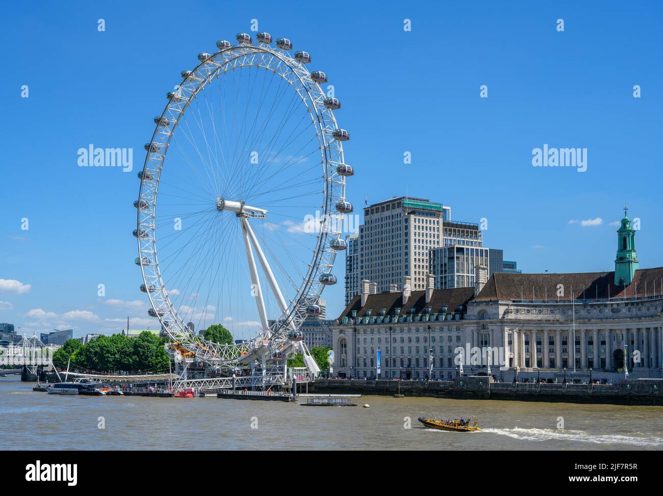 London Eye e County Hall da Westminster Bridge, River Thames, Londra, Inghilterra, Regno Unito Foto Stock