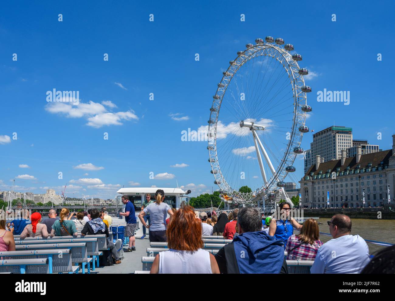 Il London Eye dal ponte di una gita in barca City Cruises, River Thames, Londra, Inghilterra, Regno Unito Foto Stock