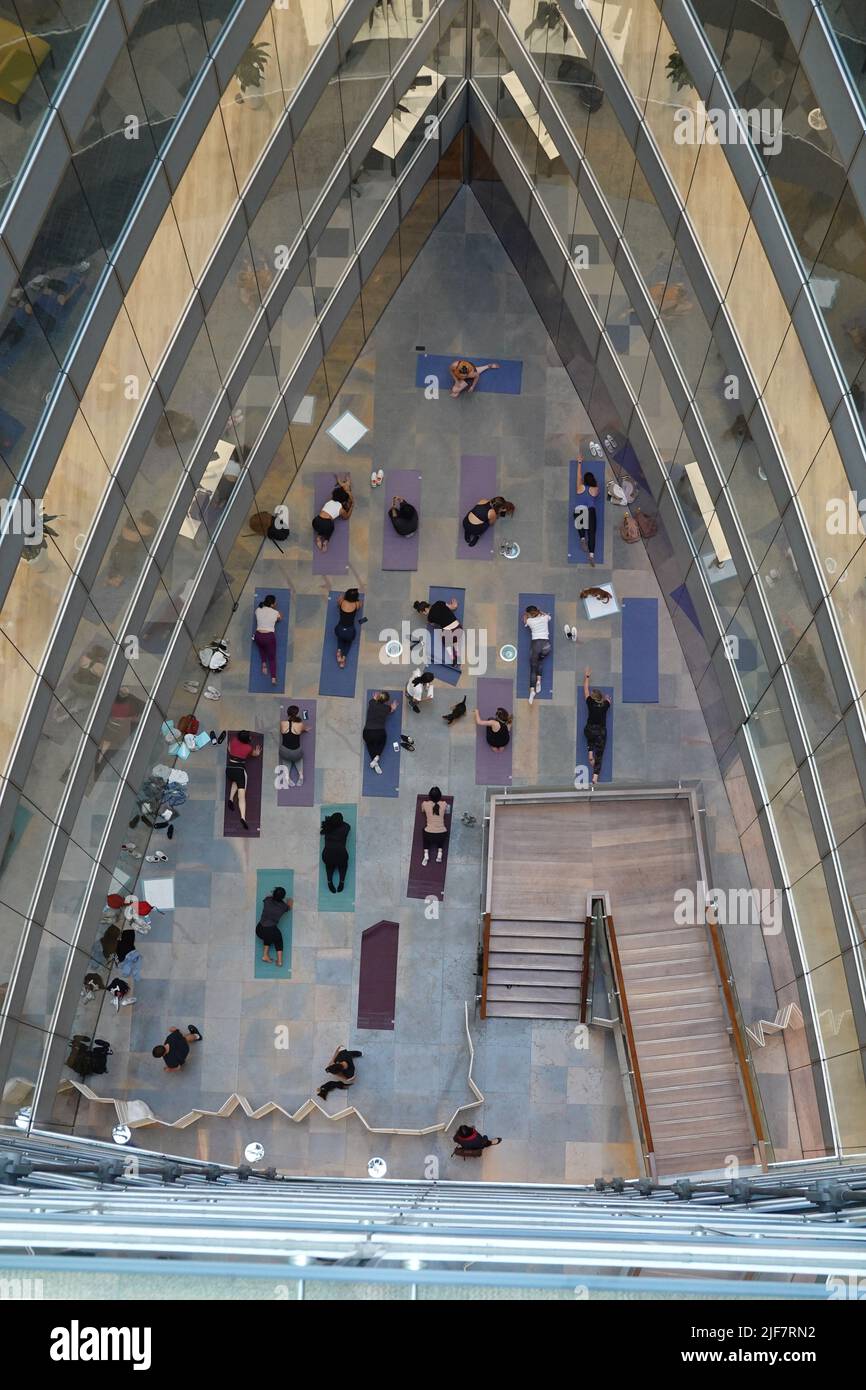 Office yoga visto dall'alto in perfetta simmetria Foto Stock