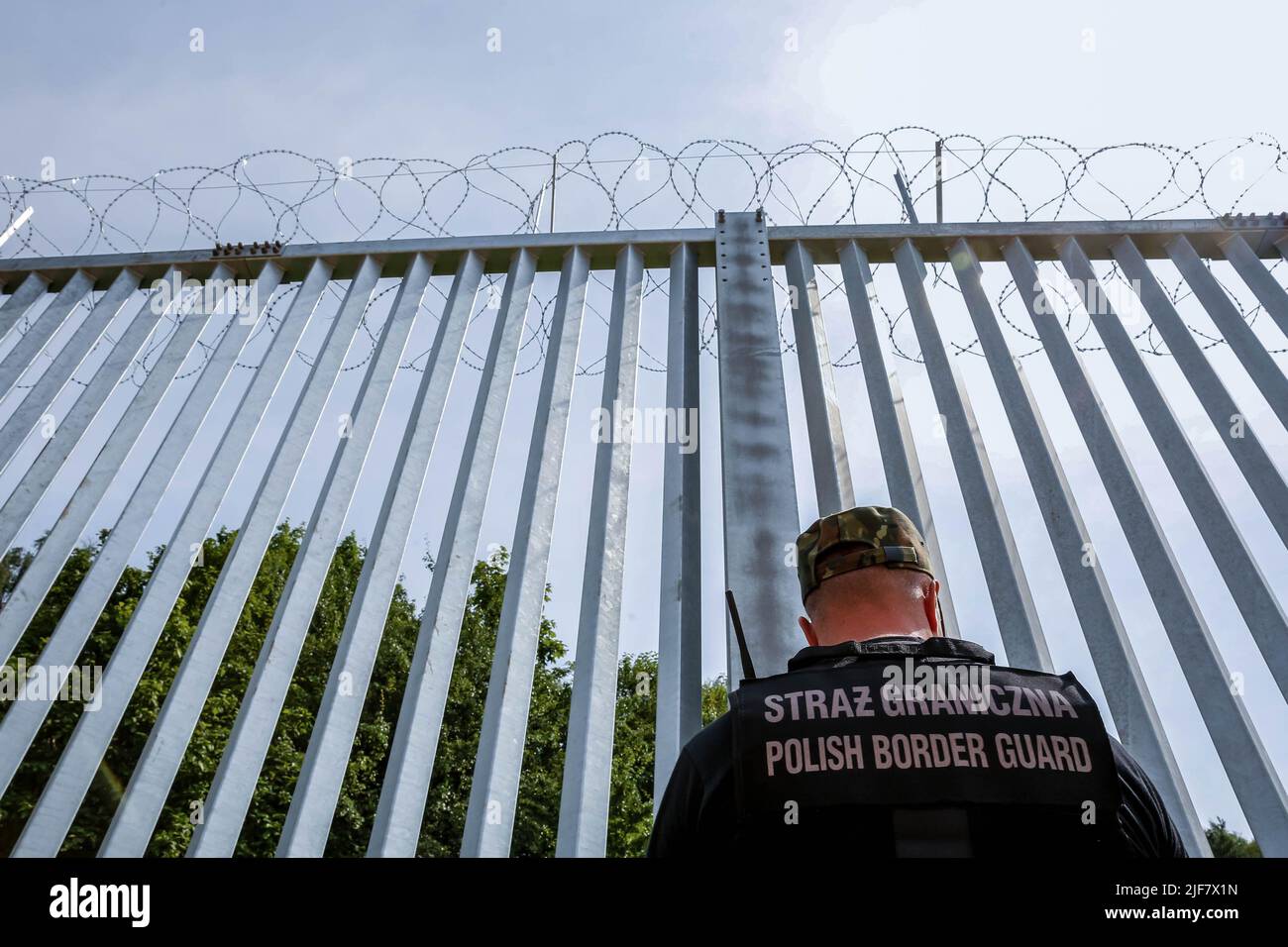 La guardia di frontiera pattuglia la barriera fisica costruita sul confine tra Polonia e Bielorussia. La barriera fu costruita nei primi due trimestri del 2022. Il governo polacco ha deciso di costruire una barriera di acciaio lunga 186 chilometri e alta 5,5 metri con filo spinato sul confine polacco-bielorusso, che è anche il confine tra Unione europea e NATO. La decisione è stata presa dopo che migliaia di migranti, principalmente provenienti da Siria, Iraq e Afghanistan, hanno cercato di attraversare la Polonia dalla Bielorussia. Il governo bielorusso è stato accusato di orchestrare la migrazione, con l'aiuto della Russia. La pressione sul polacco Foto Stock