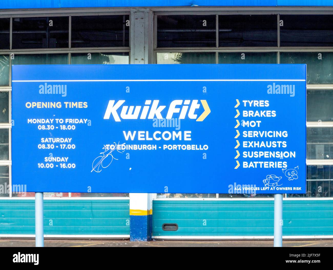 Kwik Fit Auto Care Center per ottenere nuovi pneumatici o scarichi a Portobello, Edimburgo, Scozia Foto Stock