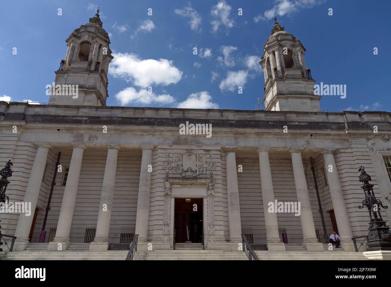 Cardiff Crown Court, Cardiff City Centre, 2022 giugno, estate. Cielo blu, nuvola di luce. Foto Stock