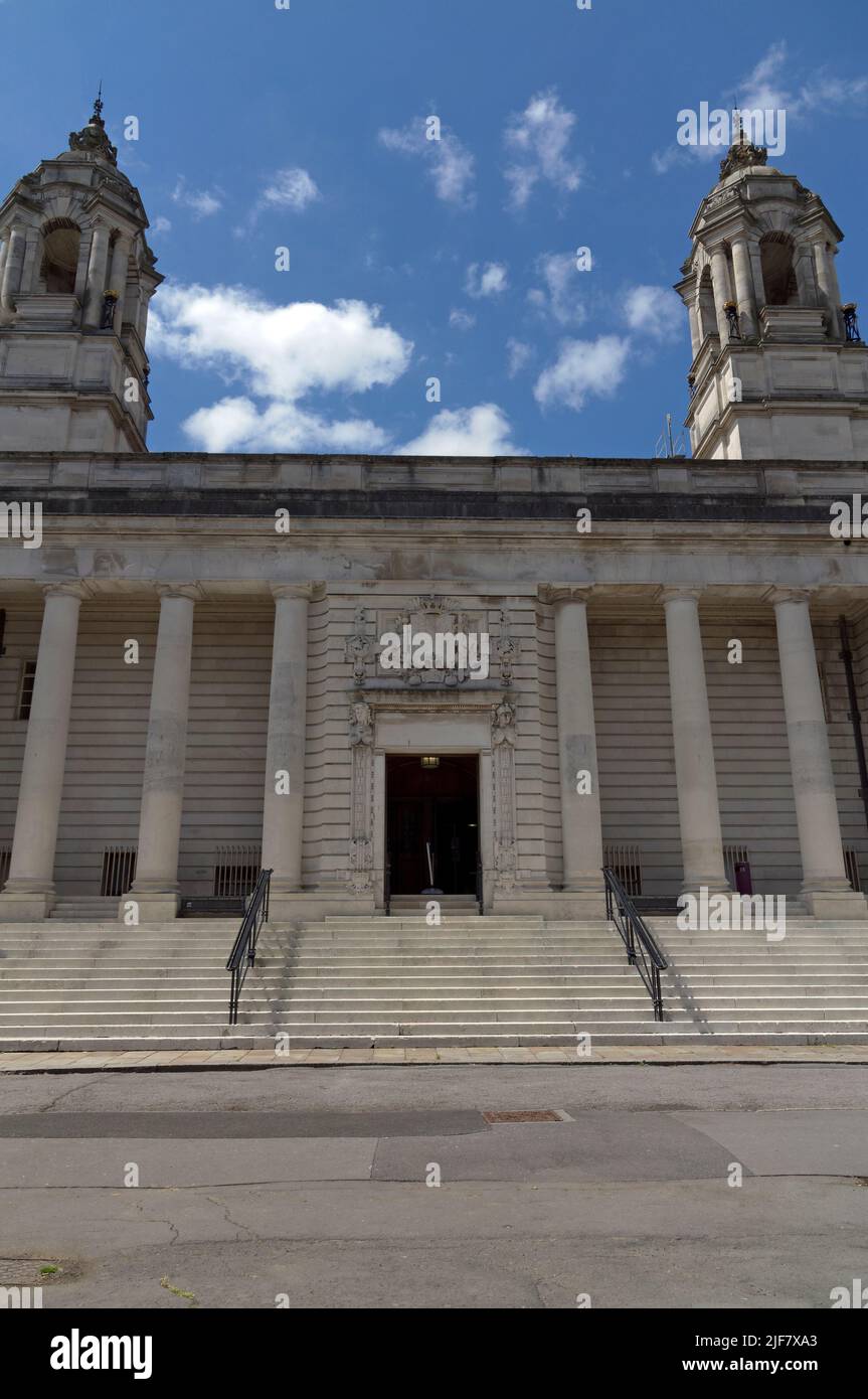 Cardiff Crown Court, Cardiff City Centre, 2022 giugno, estate. Cielo blu, nuvola di luce. Foto Stock