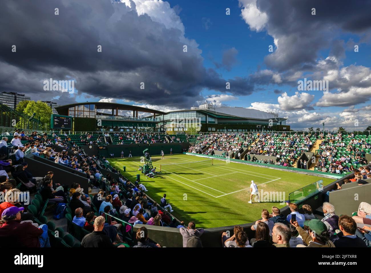 Londra, UK, 30th Giugno 2022: Grandi nuvole scure appendono sopra il campo No. 3 all'All England Lawn Tennis and Croquet Club di Londra. Credit: Frank Molter/Alamy Live news Foto Stock