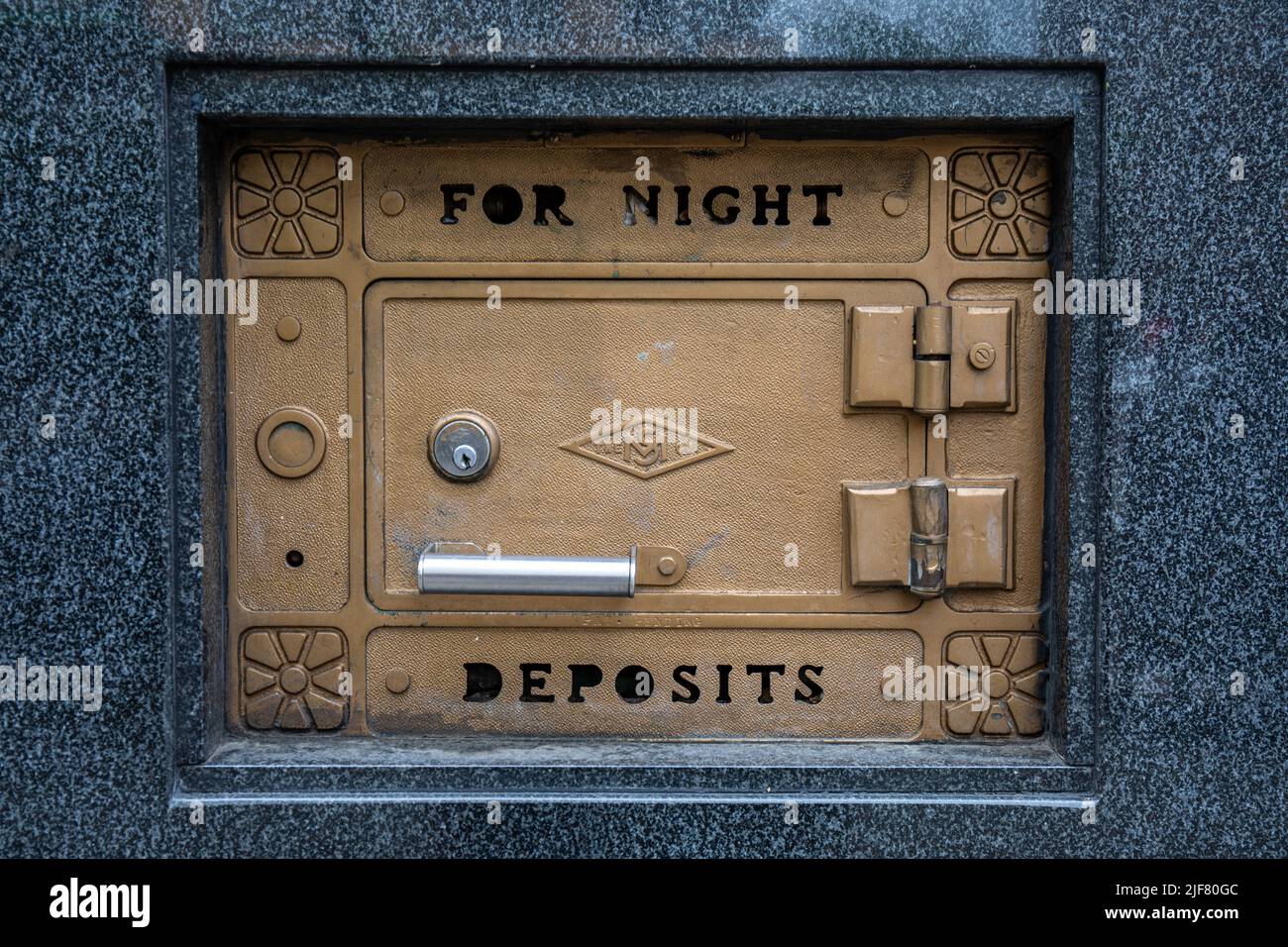 Vecchia cassaforte o deposito notturno nell'Upper West Side di Manhattan, New York, Stati Uniti d'America Foto Stock