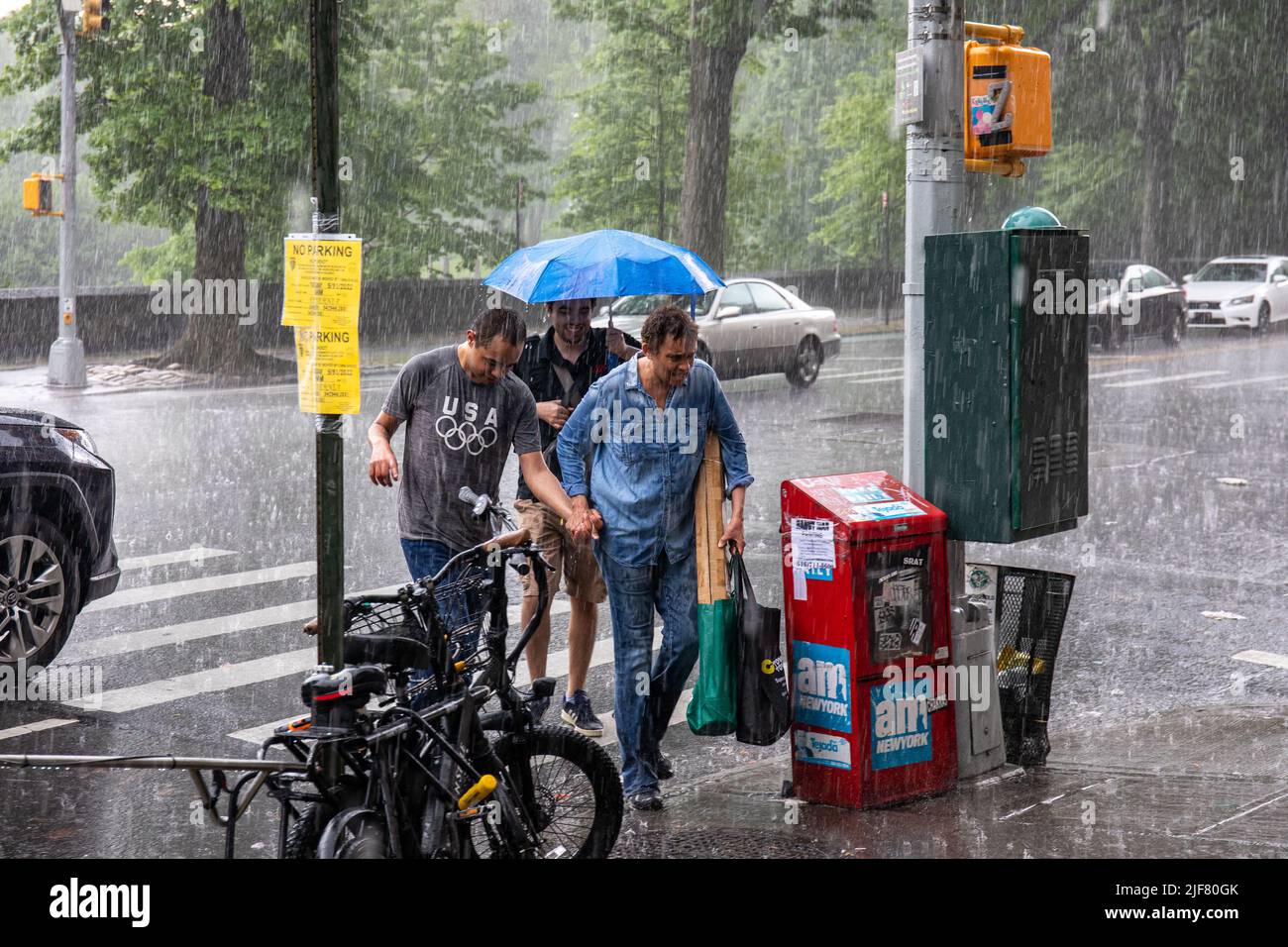 Persone che corrono da forti piogge nell'Upper West Side di Manhattan, New York City, Stati Uniti d'America Foto Stock