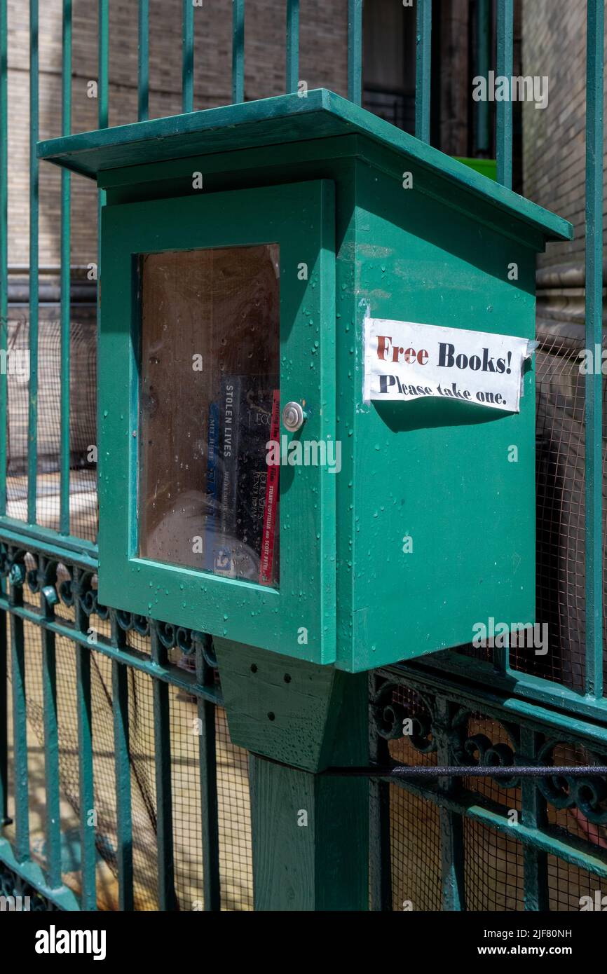 Libri gratuiti! Scambio di libri o scatola di condivisione di libri in Upper West Side di Manhattan, New York City, Stati Uniti d'America. Foto Stock