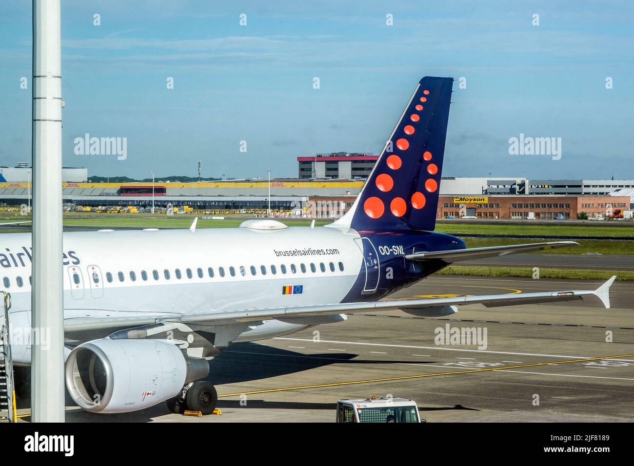 Brussels Airlines Corridor d'acces et vue sur une aile et le logo de la compagnie eyrienne | accesso all'aeroplano e vista su un'ala e la coda Foto Stock