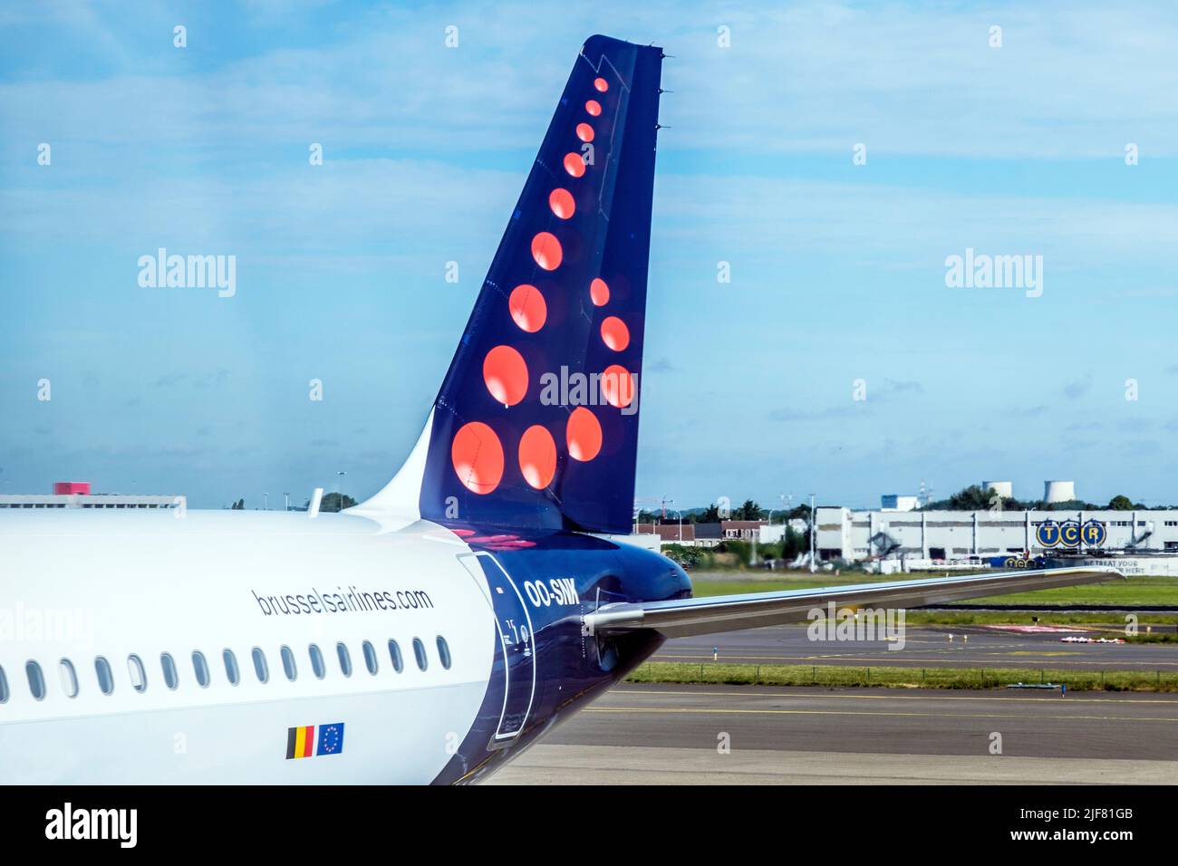 Brussels Airlines Corridor d'acces et vue sur une aile et le logo de la compagnie eyrienne | accesso all'aeroplano e vista su un'ala e la coda Foto Stock