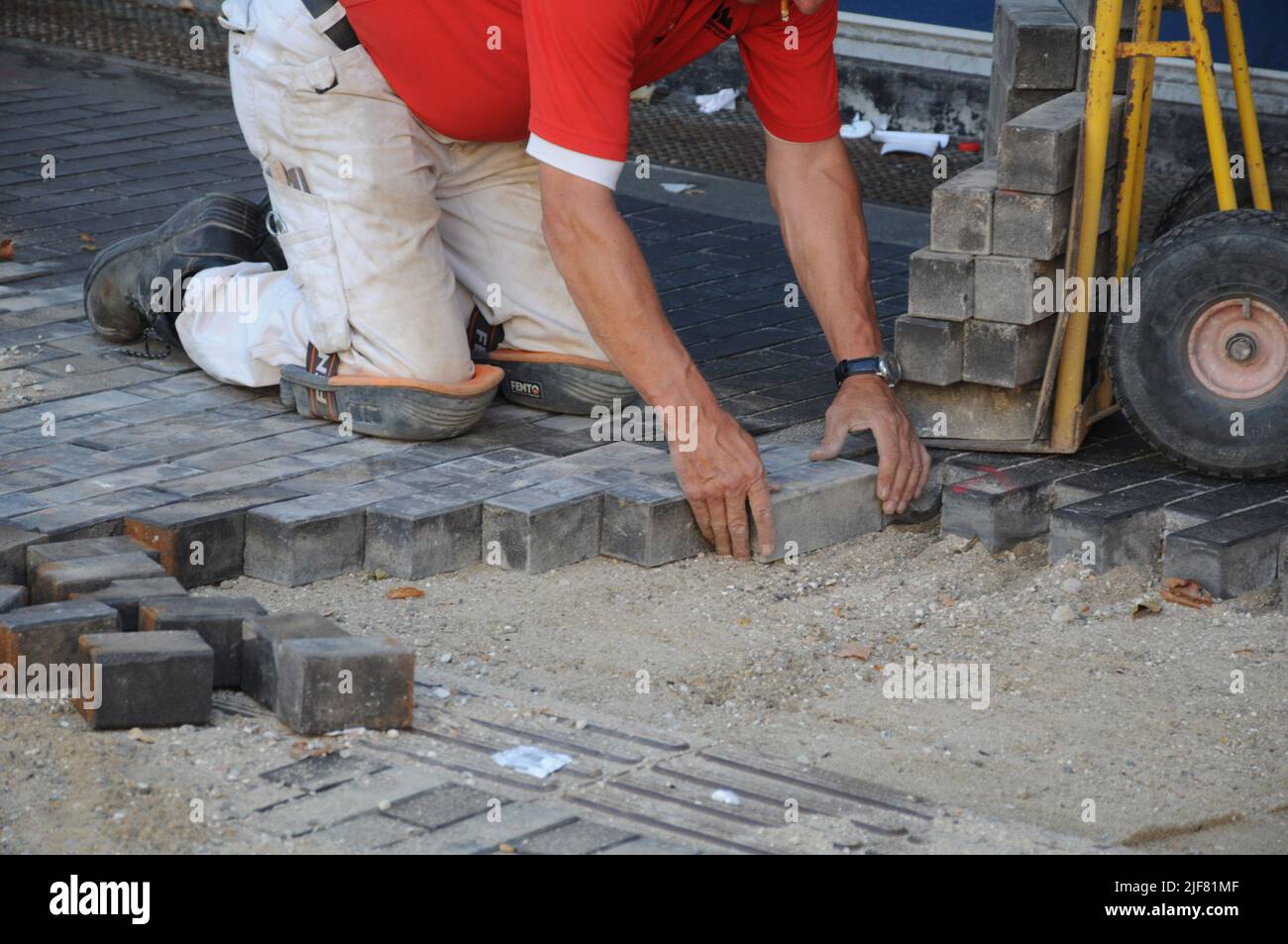 Kastrup/Copenhagen/Denmark30 June 2022/ Tow Male Bricks Layers workng on Kastruplundgade in Copenhagen. (Foto. Francis Dean/Dean immagini. Foto Stock