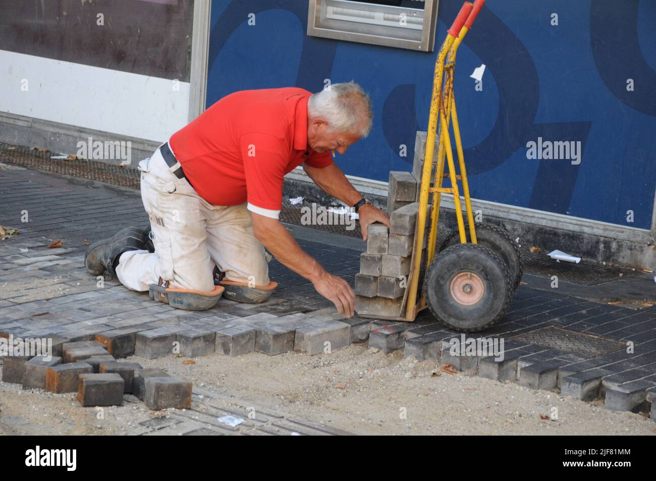 Kastrup/Copenhagen/Denmark30 June 2022/ Tow Male Bricks Layers workng on Kastruplundgade in Copenhagen. (Foto. Francis Dean/Dean immagini. Foto Stock