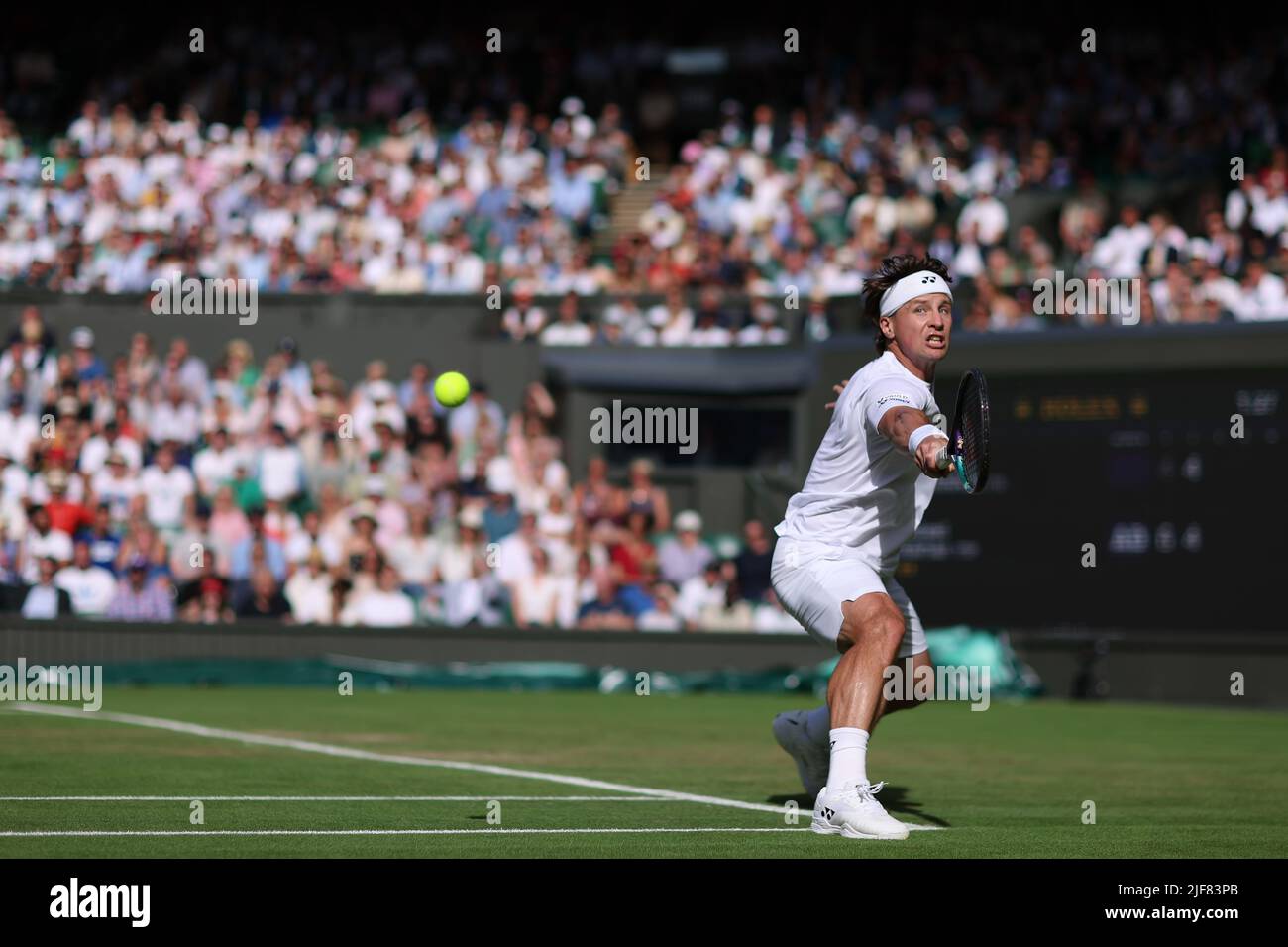 30th giugno 2022, All England Lawn Tennis and Croquet Club, Londra, Inghilterra; torneo di Wimbledon Tennis; Ricardas Berankis gioca un ritorno a Rafael Nadal nei singoli Mens Foto Stock