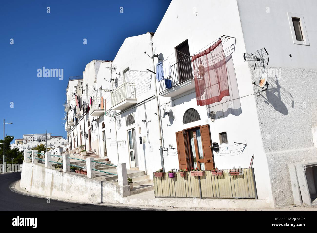 Architettura tipica a Monte Sant' Angelo nel nord della Puglia, Italia, ottobre 2019. Scena urbana nella parte storica della città. Foto Stock