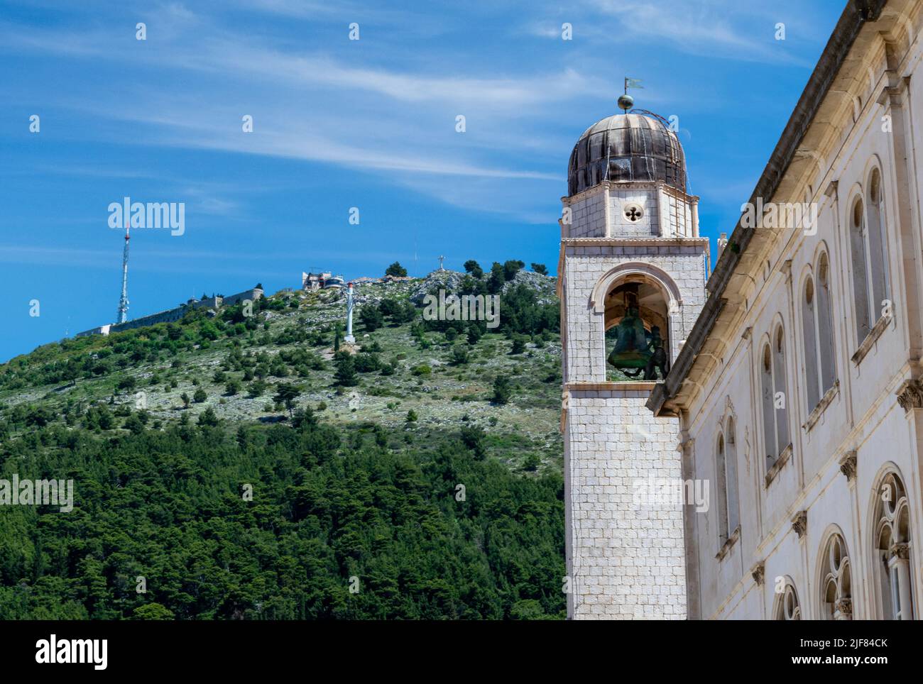Mt. La SRD domina la città vecchia di Dubrovnik, vista contro il caratteristico Campanile Foto Stock