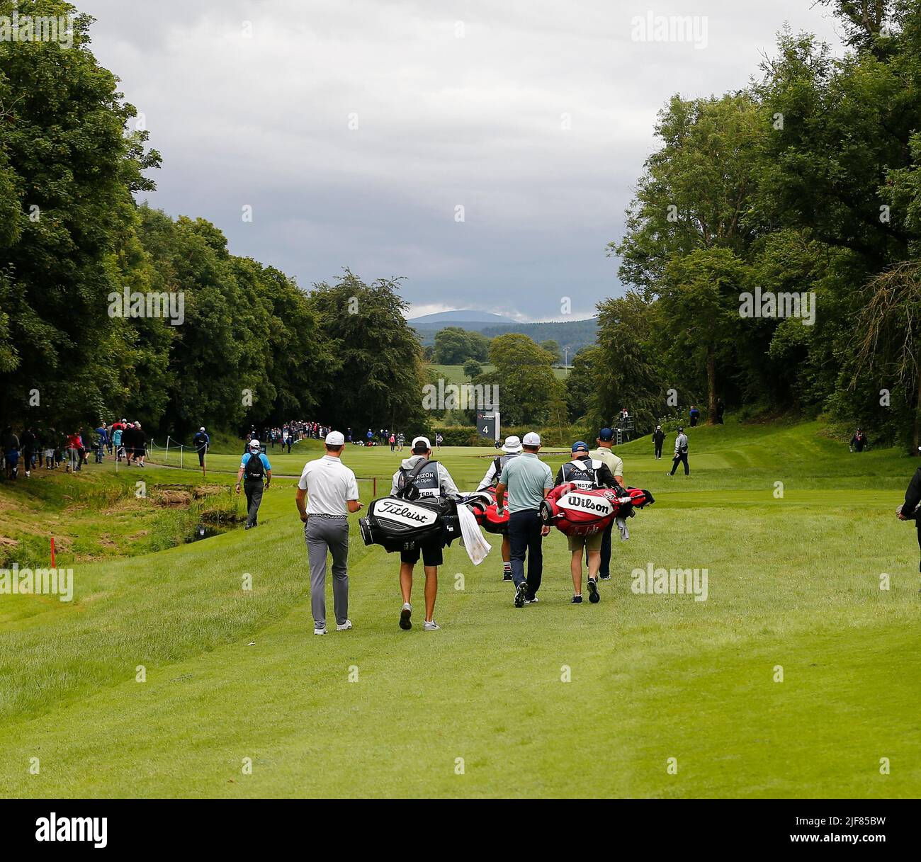 30th giugno 2022, Mount Juliet Golf &amp; Spa Hotel, Thomastown, County Kilkenny, Repubblica d'Irlanda: Horizon Irish Open Golf; giocatori che camminano lungo il fairway 4th Foto Stock