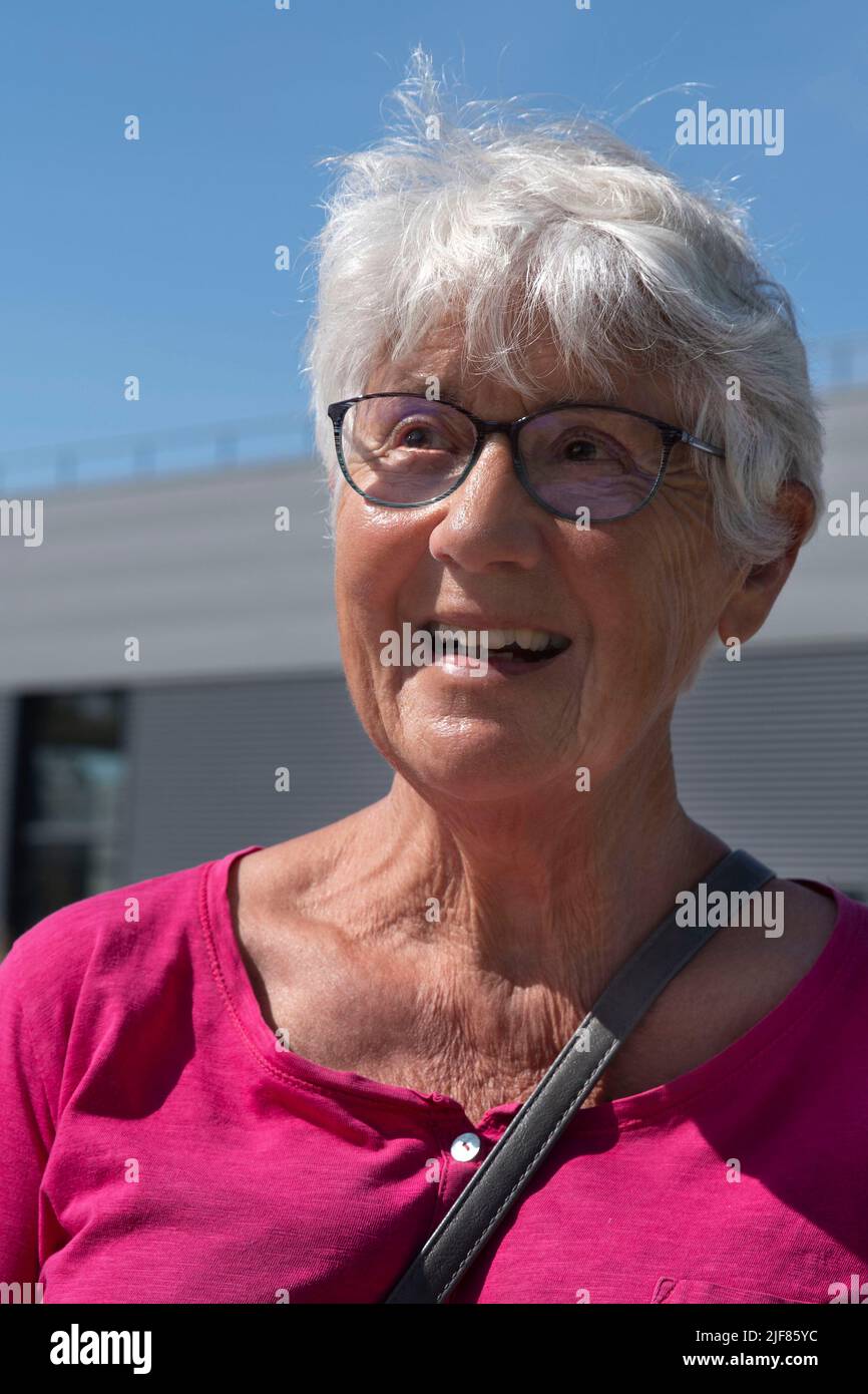 Ritratto di una donna anziana fuori, sorridente di felicità Foto Stock