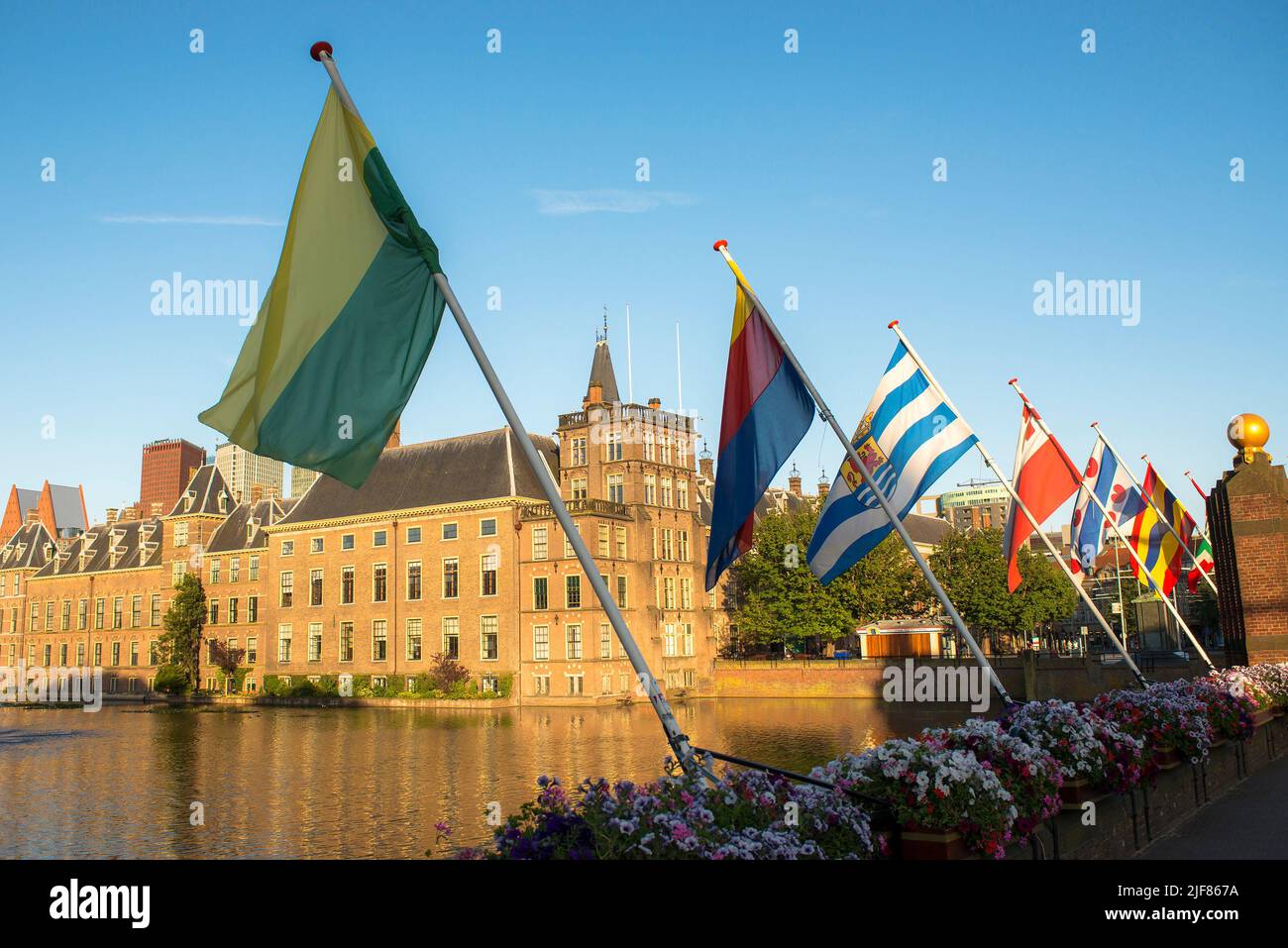 Het binnenhof il residence a l'Aia, Paesi Bassi in serata con bandiere Foto Stock