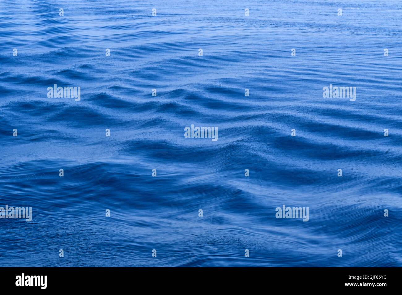Effetto soft pattern delle onde sul mare con velocità dell'otturatore lenta utilizzato per sfocare il movimento. Sfondo. Nessuna gente. Spazio di copia. Foto Stock