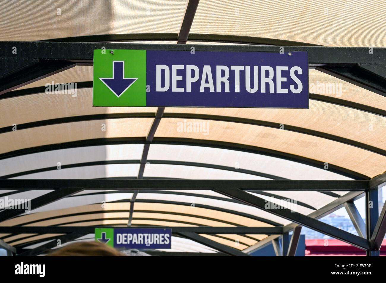 Cartello che indica la strada per le partenze presso un terminal dei traghetti. Foto Stock