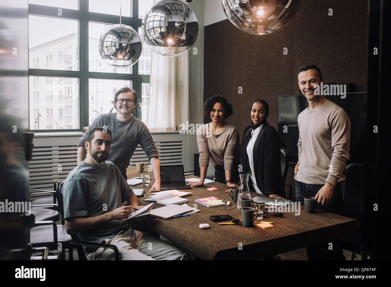 Ritratto di uomini e donne sorridenti imprenditori insieme in sala riunioni Foto Stock