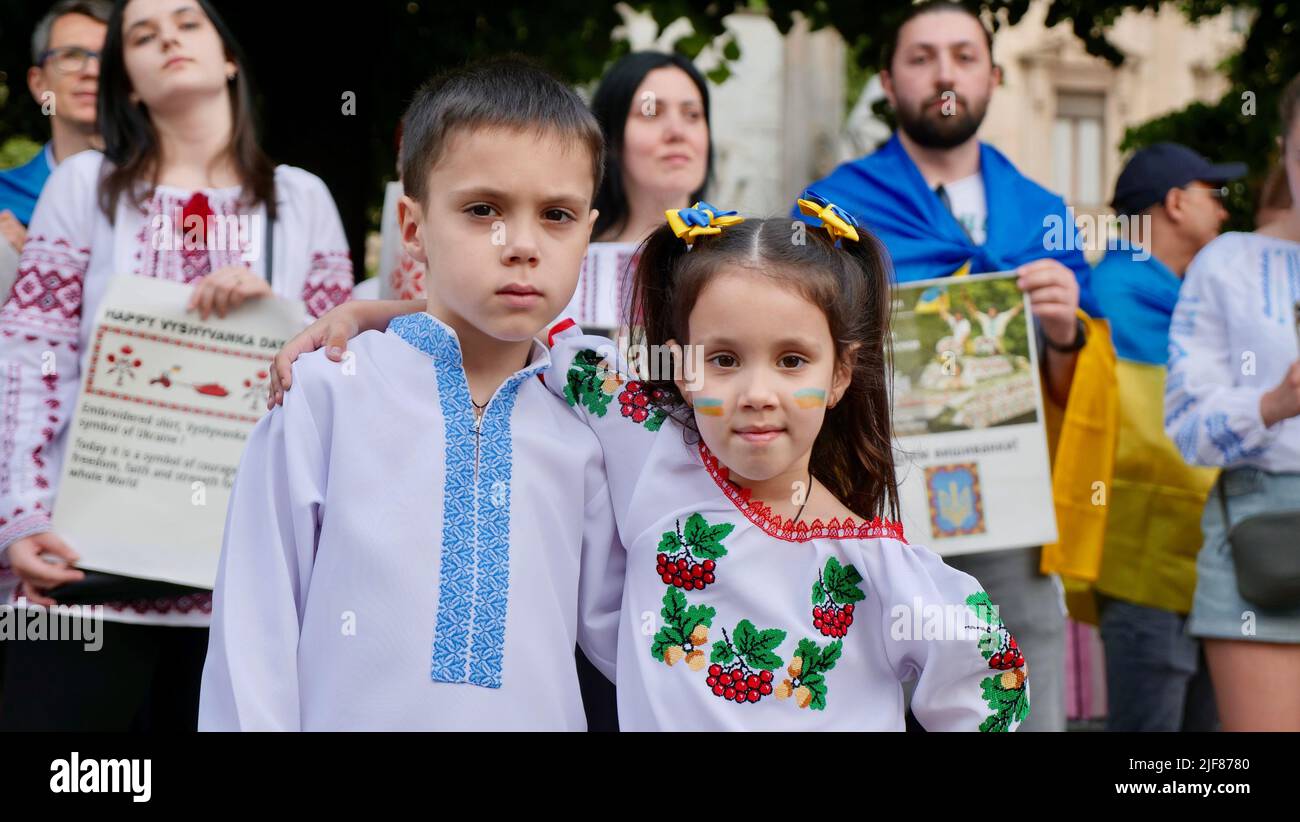 Rally di ucraini, bambini, bambini contro la guerra in Ucraina il giorno del ricamo. Edutorial Italy, Milano 19.05.2022. Foto Stock