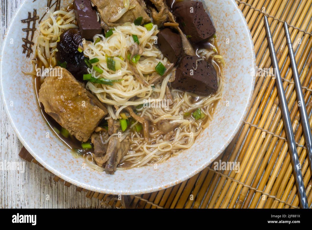 Spaghetti d'anatra nella ciotola, cibo tailandese delizioso, Closeup. Foto Stock