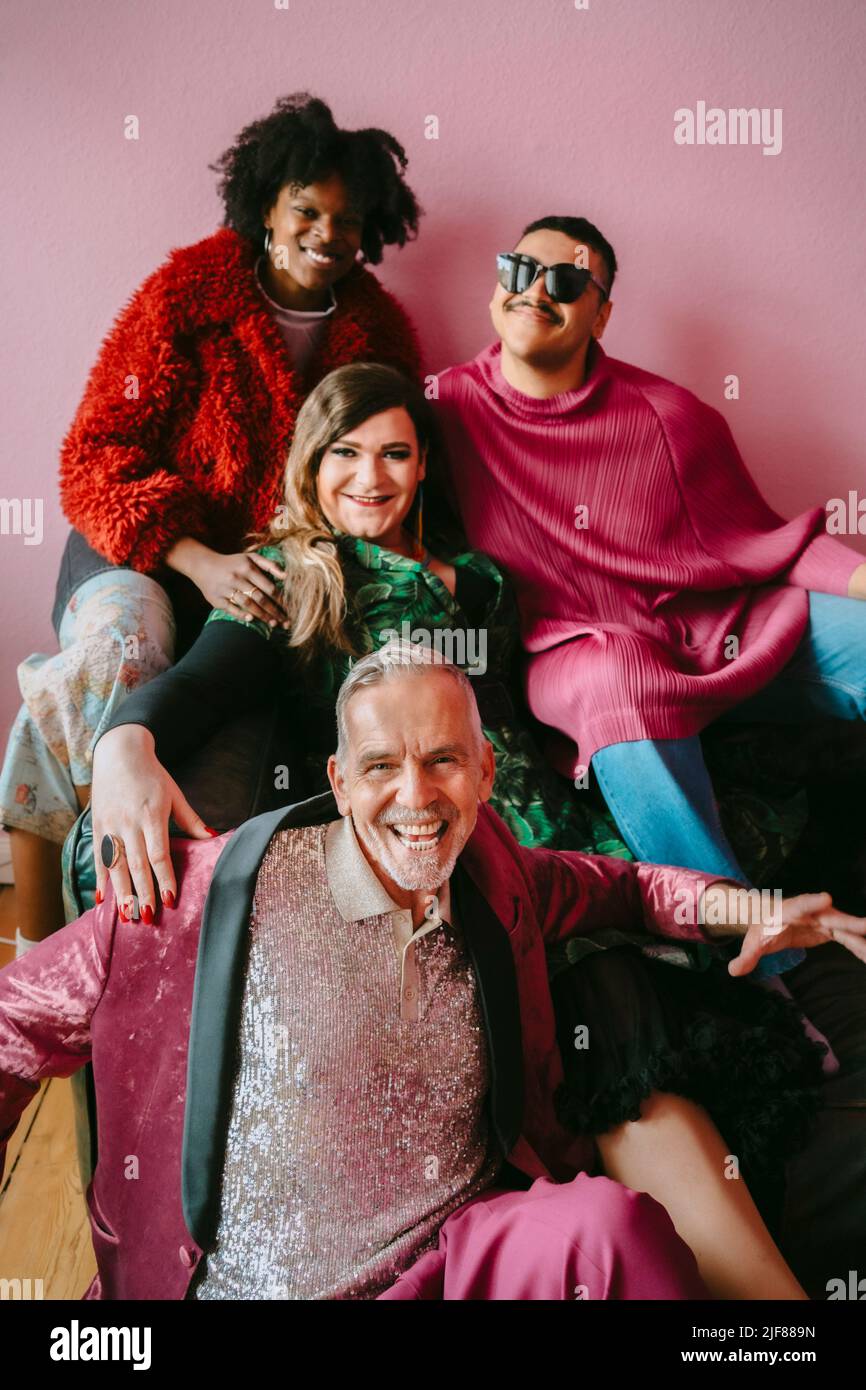 Ritratto di felici amici multirazziali godendo a casa Foto Stock