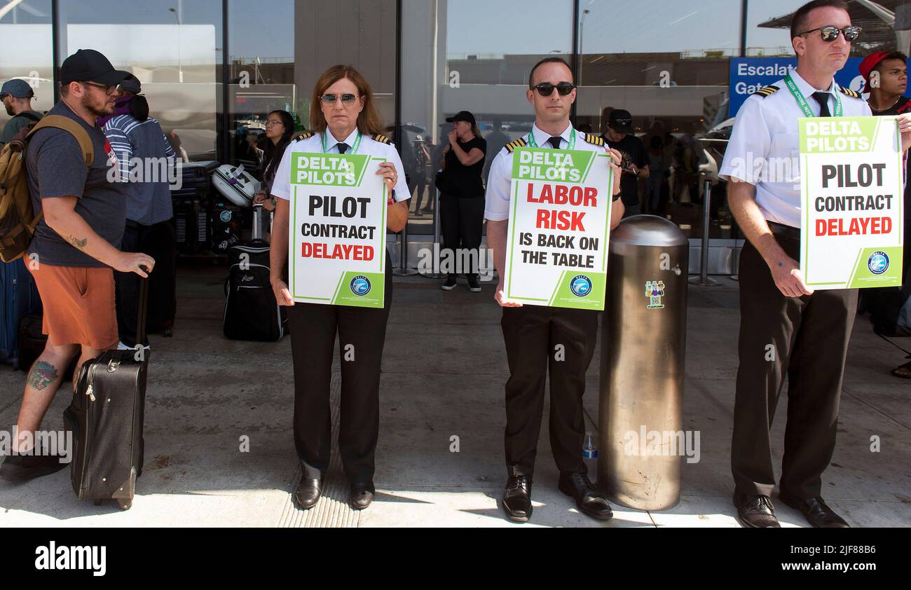 Los Angeles, California, Stati Uniti. 30th giugno 2022. I piloti off-duty della Delta Airlines picket all'aeroporto internazionale di Los Angeles per protestare contro le lunghe trattative contrattuali. I piloti di Delta hanno firmato un contratto nel 2016, e stanno tentando di negoziare aumenti salariali e regole di lavoro, compresi i programmi pilota.(Credit Image: © Brian Cahn/ZUMA Press Wire) Foto Stock