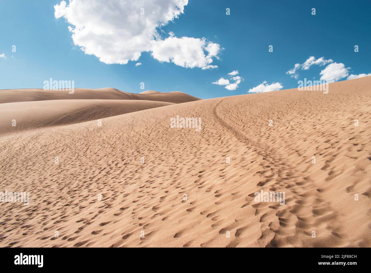 Un percorso tortuoso attraverso dune di sabbia desertica Foto Stock