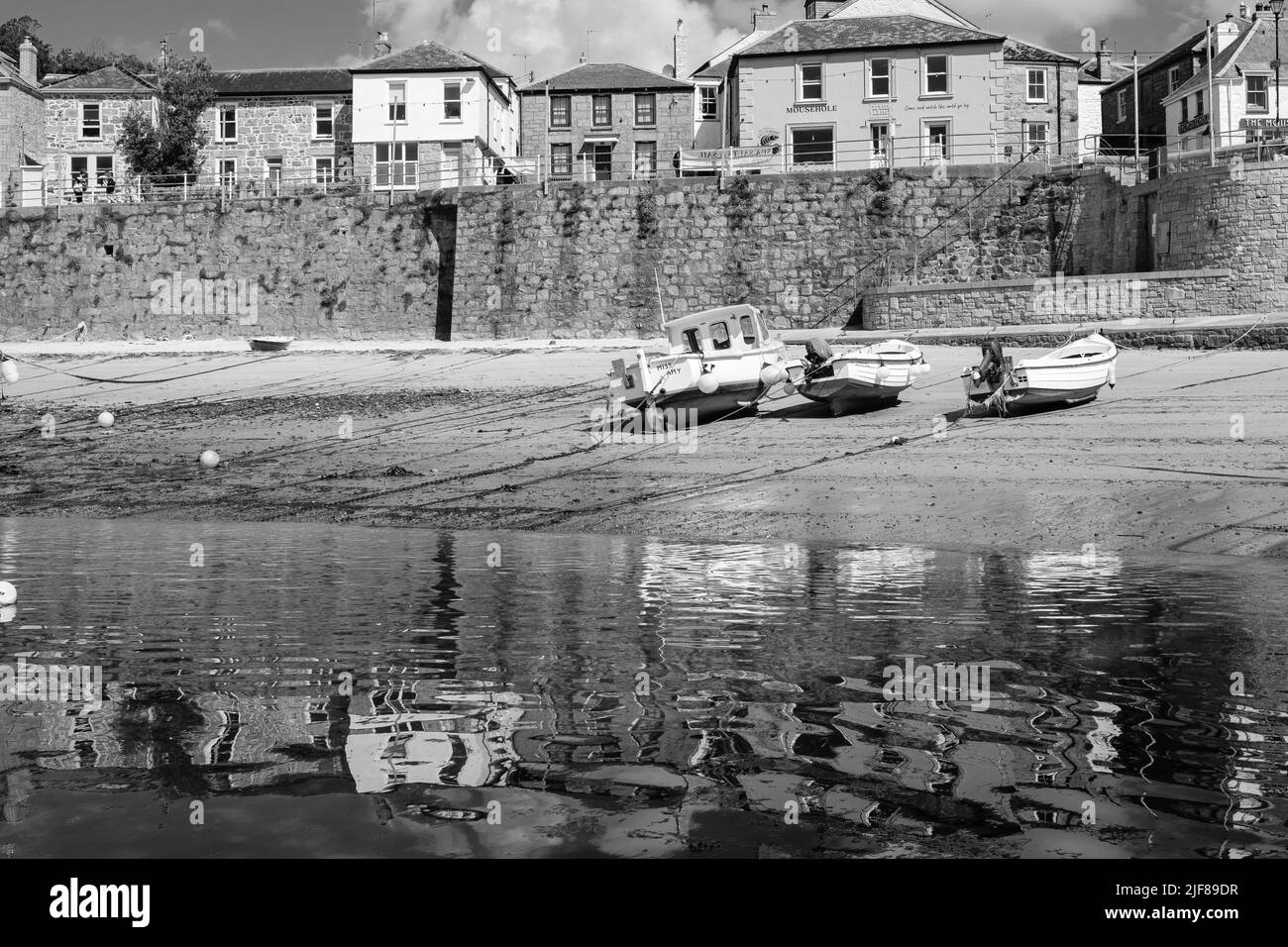 Vista di Mousehole, Cornovaglia in una soleggiata mattina di giugno Foto Stock