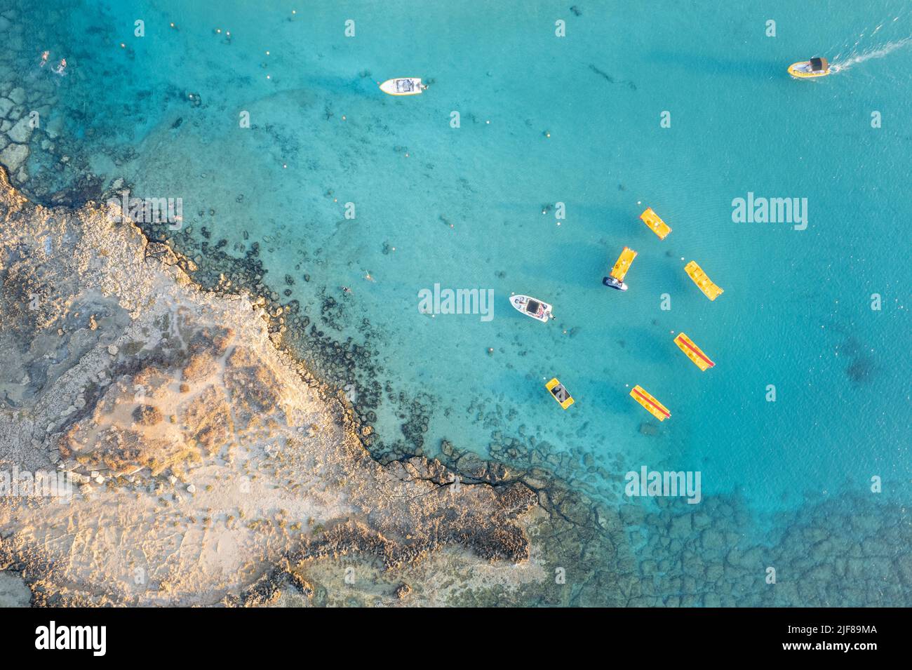 Fotografia aerea drone sport acquatici presso la spiaggia di cipriota baia albero di fichi Foto Stock