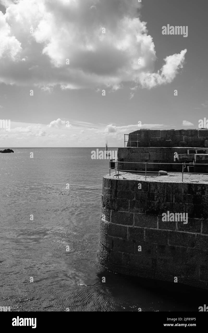 Vista di Mousehole, Cornovaglia in una soleggiata mattina di giugno Foto Stock