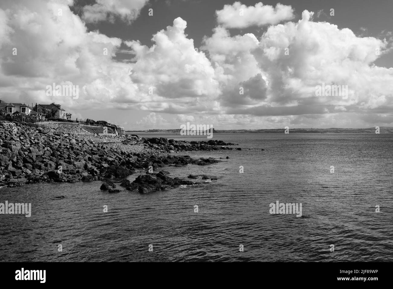 Vista di Mousehole, Cornovaglia in una soleggiata mattina di giugno Foto Stock