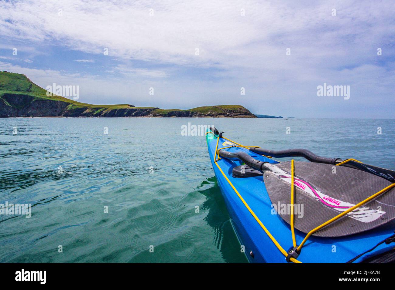 Kayak di mare al largo di Ynys Lochtyn sulla costa Cerediaion in Galles Foto Stock