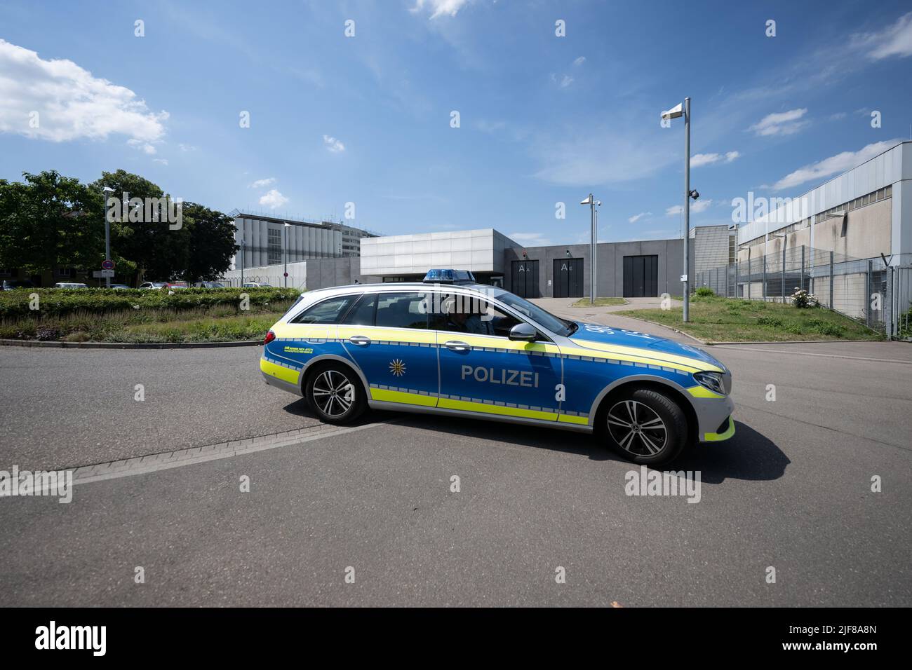 Stoccarda, Germania. 30th giugno 2022. Di fronte al carcere di Stammheim è parcheggiata una macchina della polizia. Credit: Marijan Murat/dpa/Alamy Live News Foto Stock