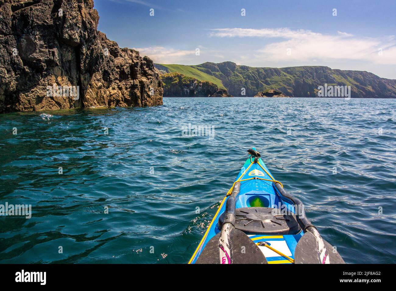 Kayak in mare a Pwll Deri al largo della costa del Pembrokeshire in Galles Foto Stock