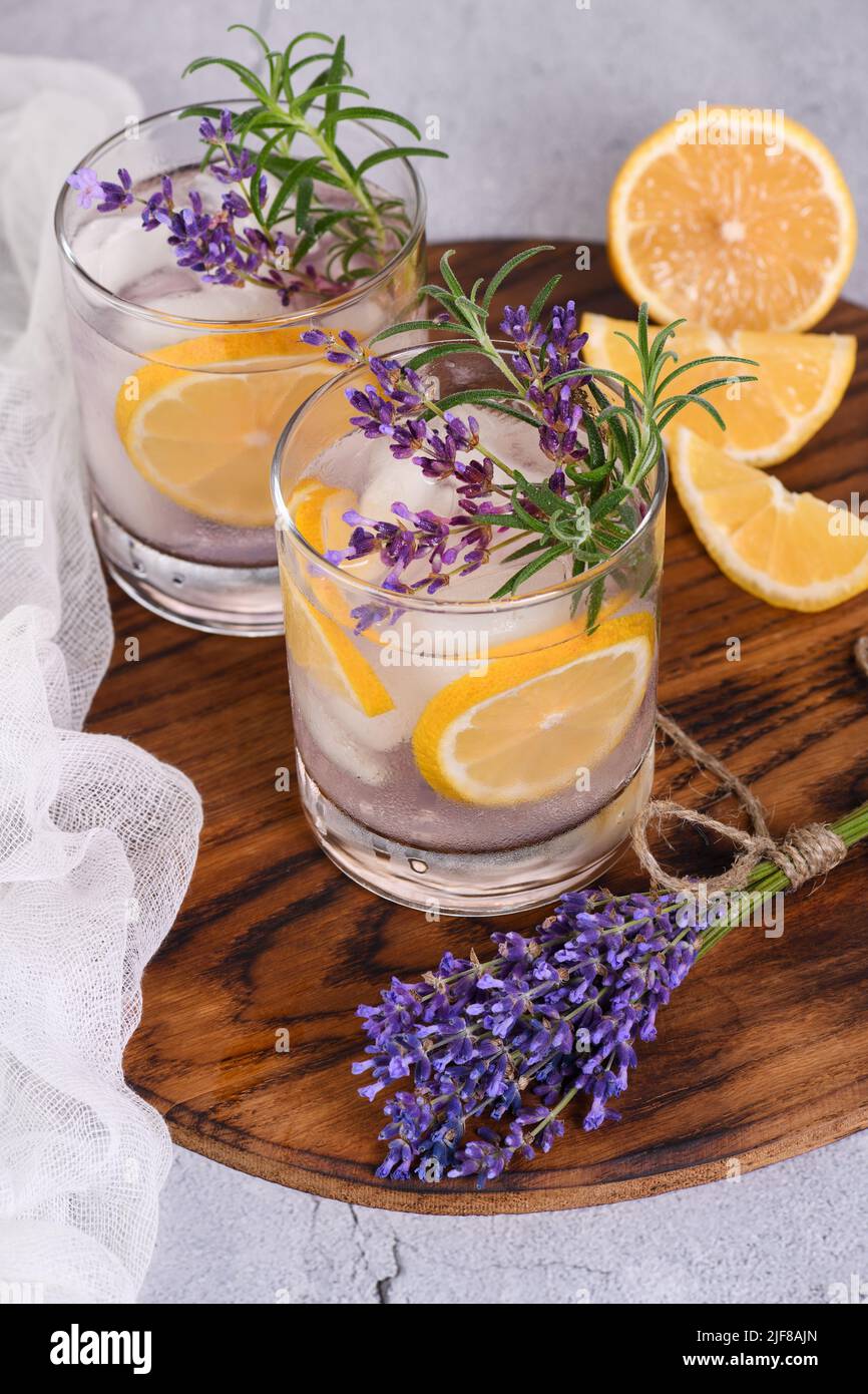 Cocktail estivo di lavanda, limonata o rosmarino. Rinfrescante bevanda analcolica biologica. Foto Stock