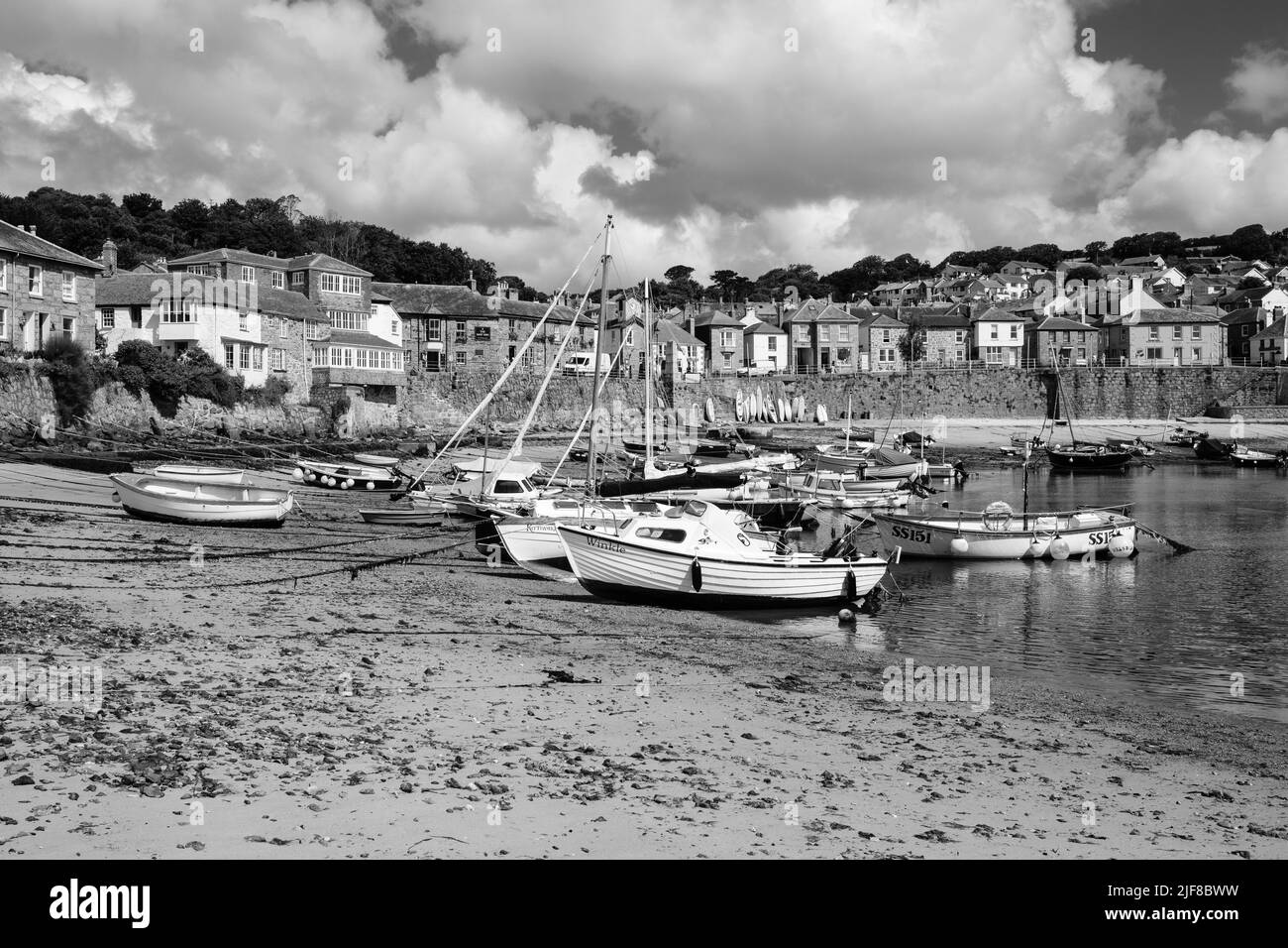 Vista di Mousehole, Cornovaglia in una soleggiata mattina di giugno Foto Stock