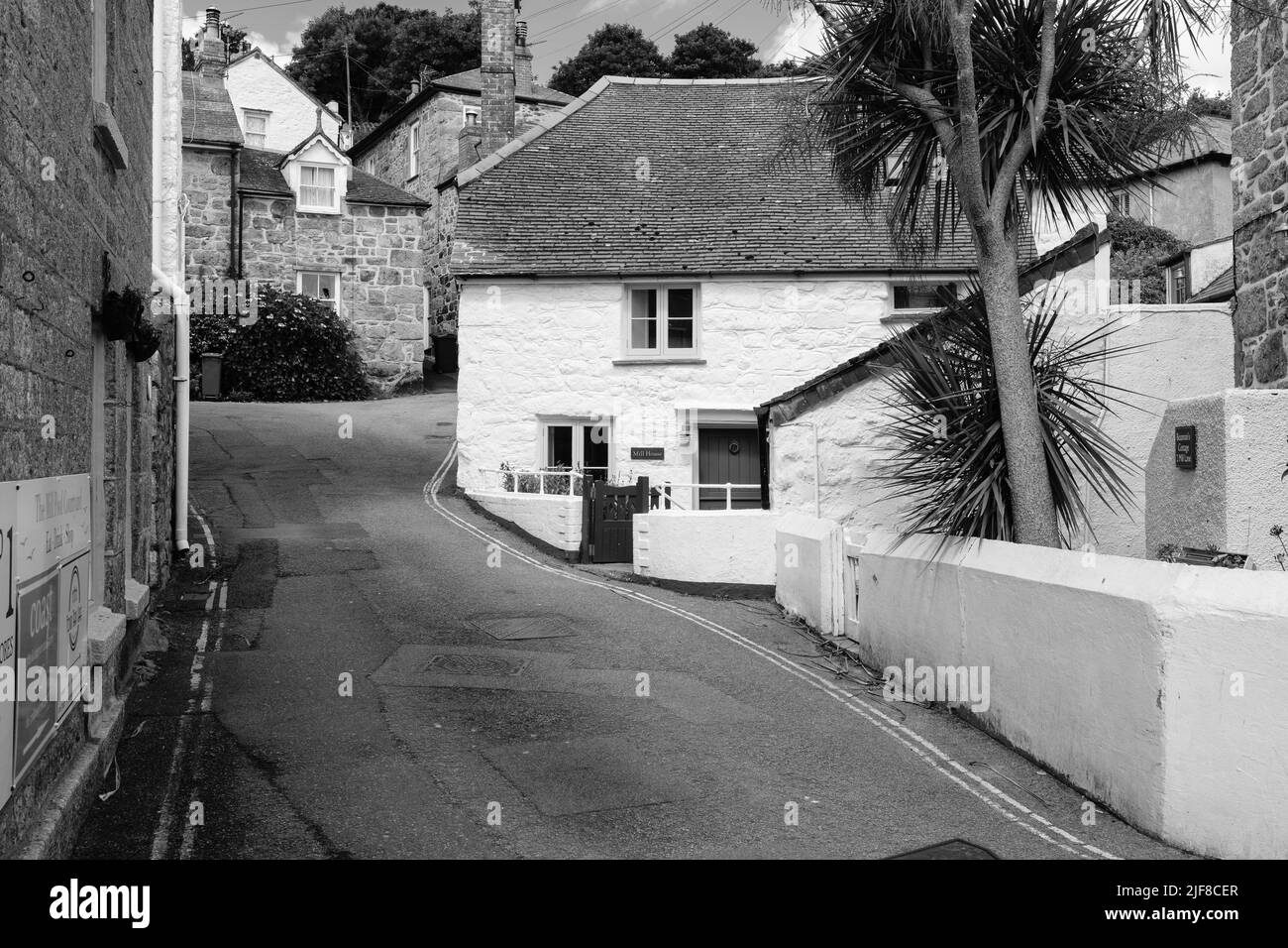 Vista di Mousehole, Cornovaglia in una soleggiata mattina di giugno Foto Stock