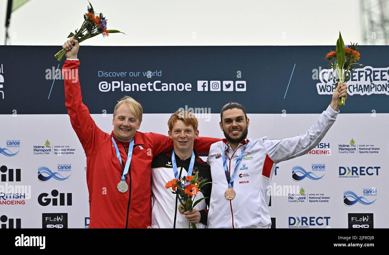 Nottingham, Regno Unito. 30th giugno 2022. I Campionati del mondo di canoe freestyle ICF 2022. National Water Sports Center, Holme Pierrepont Country Park.(da l a r) Zachary Zwanenburg (CAN) medaglia d'argento, Philip Josef (GER) MEDAGLIA D'ORO e Adria Bosch Roca (ESP) medaglia di bronzo durante la cerimonia della medaglia per la finale Open Canoe. Credit: Sport in immagini/Alamy Live News Foto Stock