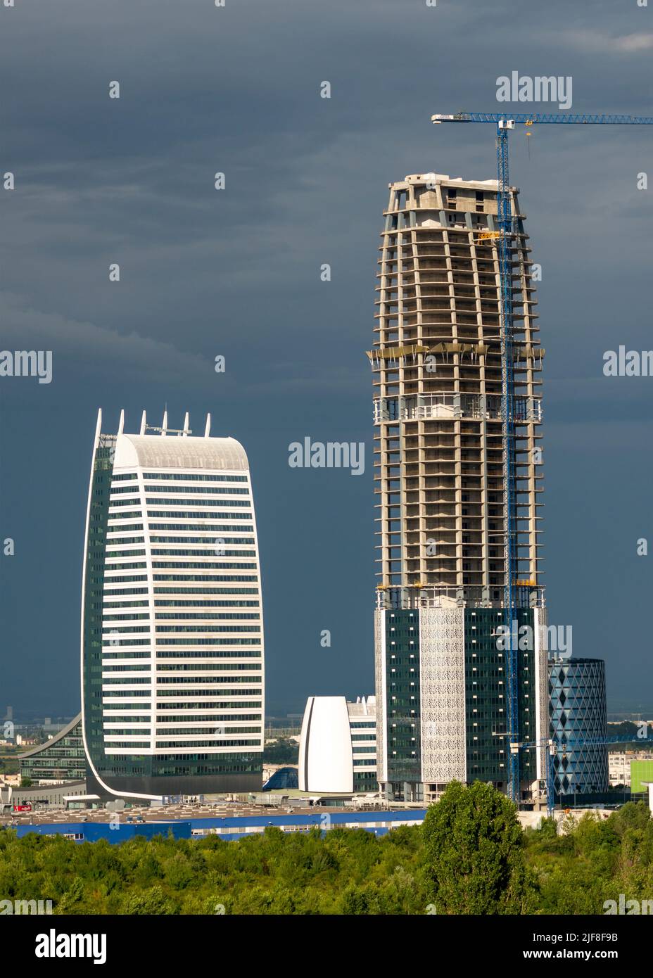 Sky Fort costruzione di uffici e in costruzione sito da A&A Architects e completato Capital Fort a Sofia Bulgaria a partire da giugno 2022 Foto Stock