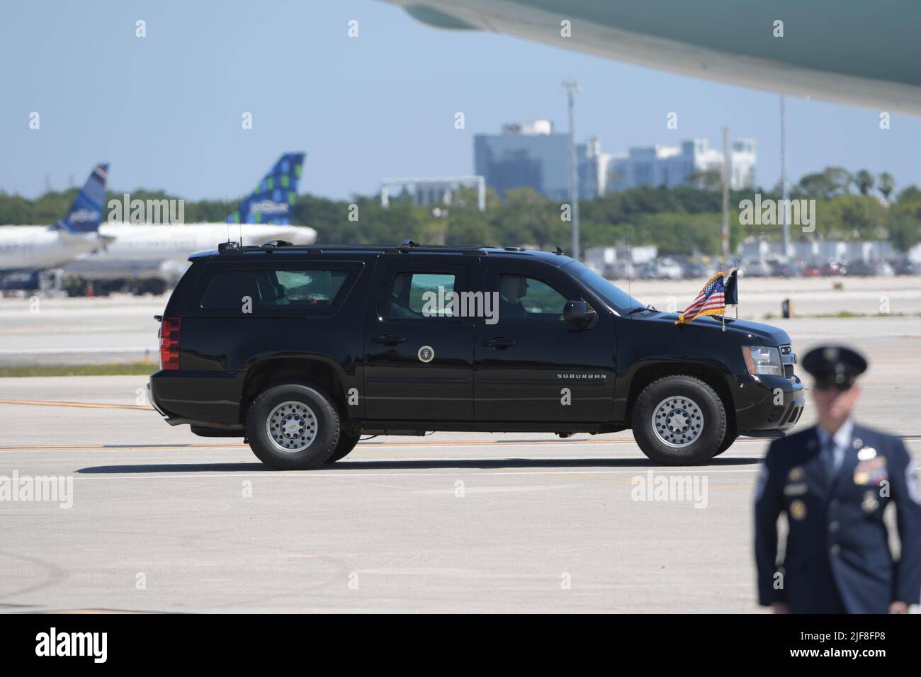 MIAMI, FL - 10 LUGLIO: Il presidente DEGLI STATI UNITI Donald Trump arriva all'aeroporto internazionale di Miami il 10 luglio 2020 a Miami, Florida. Il presidente è stato accolto da Carlos A. Gimnez sindaco della contea di Miami-Dade ed è in città per ricevere un briefing su SOUTHCOM Enhanced Counternarcotics operazione e di partecipare al Iglesia Doral Jesus adoration Center per partecipare a una tavola rotonda sul sostegno alla popolazione del Venezuela: Presidente Donald Trump Credit: Storms Media Group/Alamy Live News Foto Stock