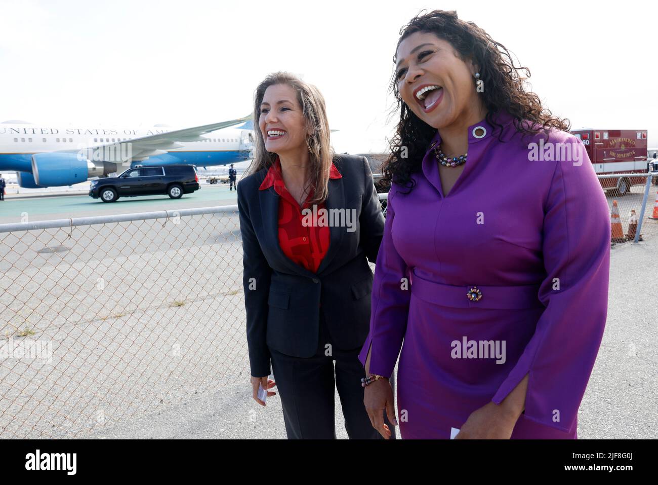 San Francisco, California, Stati Uniti. 29th giugno 2022. Il sindaco Elizabeth Schaaf (democratico di Oakland, California) (L) e il sindaco London Breed (democratico di San Francisco, California) (R) parlano ai media dopo aver salutato il vicepresidente degli Stati Uniti Kamala Harris all'arrivo all'Aeroporto Internazionale di San Francisco (SFO) a San Francisco, California, USA, 29 giugno 2022. Credit: John G. Mabanglo/Pool via CNP/dpa/Alamy Live News Foto Stock